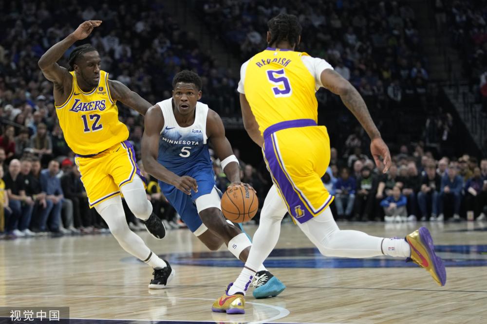 他和数百名 他和数百名